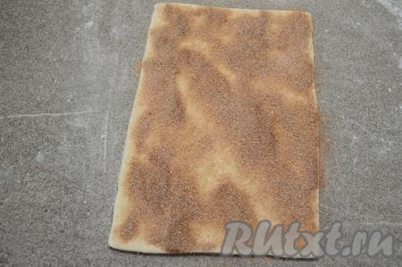 Раскатанное тесто присыпать сверху смесью сахара и корицы.