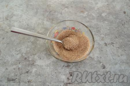 Перемешать сахар с корицей до получения однородной смеси.