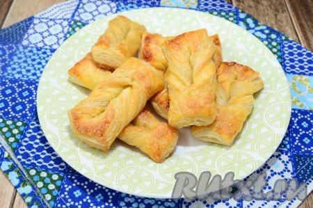 Перед подачей, по желанию, хворост можно присыпать сахарной пудрой (я не стала посыпать). Эта выпечка из слоёного теста готовится в духовке и просто, и быстро, а получается воздушной, хрустящей и очень вкусной. Отличное дополнение к чаю!