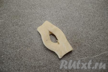 Руками немного растянуть прямоугольник, чтобы надрез был хорошо виден.