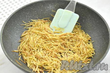 Постоянно перемешивая, обжариваем вермишель на среднем огне до изменения цвета (примерно 3-4 минуты).