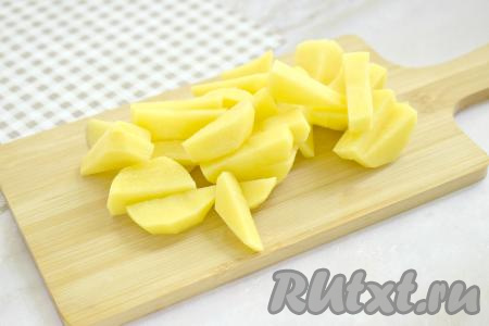 Очищаем морковку, лук и картошку. В закипевший бульон кладём картошку, нарезанную на средние брусочки, даём закипеть и варим минут 15 на небольшом огне.