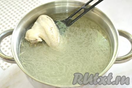 Для приготовления бульона я взяла куриную спинку и крыло. Куриное мясо моем, перекладываем в кастрюлю и заливаем 2 литрами холодной воды, ставим на огонь. После закипания бульона снимаем пену, образовавшуюся на поверхности, и убавляем огонь до минимума. Варим куриное мясо до готовности (35-40 минут). Затем убираем кастрюлю с огня, достаём кусочки курицы из кастрюли. Даём курочке остыть, отделяем мясо от костей. Нарезаем мясо курицы на кусочки, перекладываем в кастрюлю с бульоном, солим, ставим на огонь.&nbsp;&nbsp;