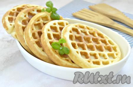 Вафли, благодаря дрожжам, получились мягкими, пышными, к столу их можно подать со сгущёнкой или вареньем. Всем рекомендую приготовить в электровафельнице эту вкусную выпечку для семейного чаепития!