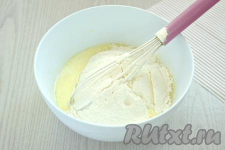 В получившуюся молочную смесь просеиваем пшеничную муку.