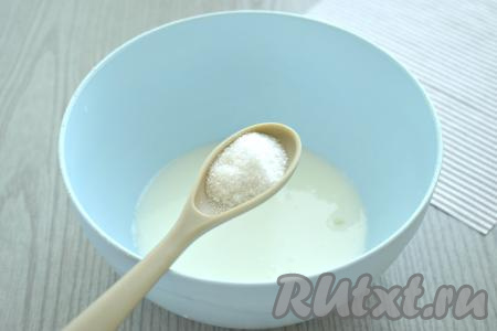 Тёплый кефир переливаем в миску, всыпаем сахар и соль, перемешиваем.