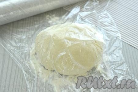 Тесто для пирожков, замешанное на кефире с добавлением разрыхлителя, прикрываем пищевой плёнкой и оставляем на 10 минут при комнатной температуре. Спустя это время можно приступать к лепке пирожков. Тесто очень приятное в работе.