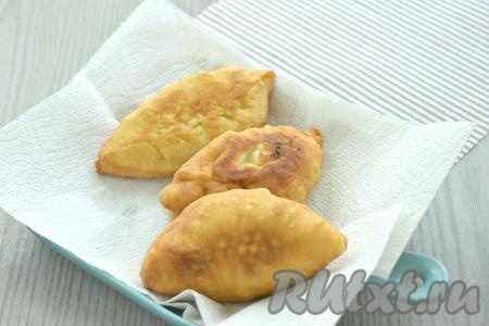 В этот раз я жарила пирожки с яблоками из этого быстрого бездрожжевого теста. Получилось 12 пирожков.