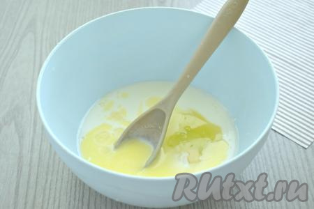 Далее в кефир добавляем растопленное сливочное масло, вбиваем яйцо.