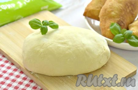 На замес бездрожжевого теста на кефире с разрыхлителем по этому рецепту уходит совсем немного времени, поэтому вкусными, мягкими, нежными, пышными жареными пирожками можно будет угощаться буквально через полчаса.