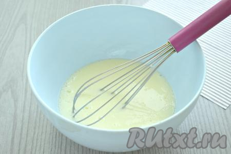 Смесь кефира, яиц и масла перемешиваем венчиком до однородности.