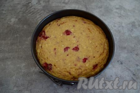 Поставить форму в духовку, разогретую до 180 градусов. Выпекать творожную запеканку с замороженной клубникой минут 40. Для того чтобы убедиться в готовности запеканки, проколите выпечку в середине сухой деревянной зубочисткой. Если после этого на зубочистке не останется следов теста, значит запеканка готова.