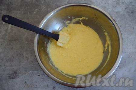 При помощи вилки перемешать творожную массу, затем лопаткой довести до однородности. В получившейся творожной массе могут остаться небольшие комочки творога, но на вкусе готовой запеканки это не отразится.