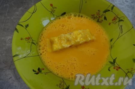 Затем в яичной смеси.