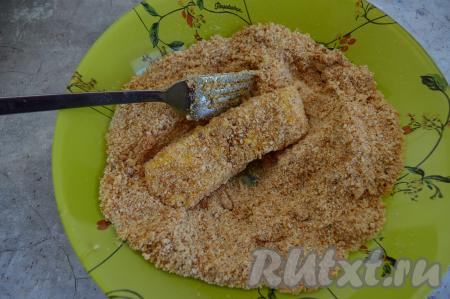 Кусочки пангасиуса удобно обваливать в панировочных сухарях, переворачивая рыбу с помощью вилки, тогда руки остаются чистыми.