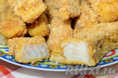 Готовность рыбных палочек легко проверить, разрезав кусочек рыбки, если разрез будет белого цвета, значит рыба готова. Аппетитные, нежные кусочки пангасиуса в кляре к столу лучше подавать тёплыми, но и после остывания они остаются вкусными. Отличным дополнением к ним станет картофельное пюре, рис или салат из свежих овощей.