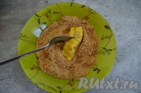 После обвалять в панировочных сухарях.