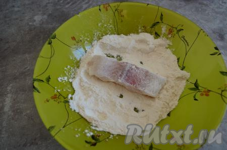 Каждый кусочек филе пангасиуса обвалять со всех сторон сначала в муке.