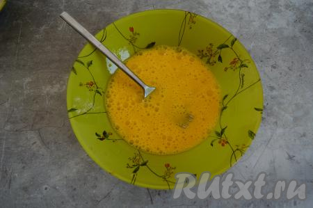 В глубокую тарелку вбить сырые яйца и перемешать их вилкой до однородности.