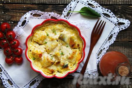 Достать готовое рыбное блюдо из духовки. Благодаря тому, что филе горбуши запекалось в сметане с сыром, рыба получилась нежной, сочной и вкусной, к столу подаём в горячем виде, дополнив гарниром (например, рисом или картофельным пюре).