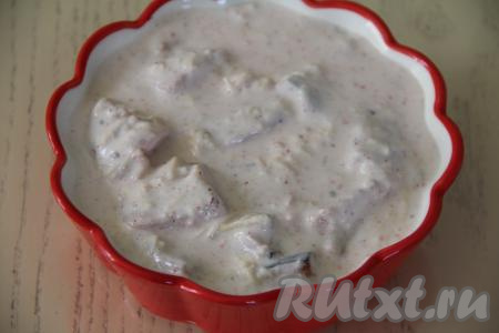 В форму для запекания (я взяла керамическую форму диаметром 13 сантиметров) выложить кусочки филе горбуши, покрытые соусом из сметаны и сыра, поставить в разогретую духовку, запекать 30 минут.