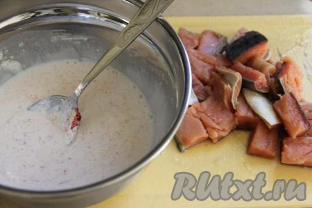 Филе горбуши нарезать на кусочки.