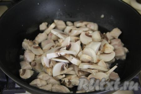 Затем выложить в сковороду шампиньоны, нарезанные на пластинки, перемешать.