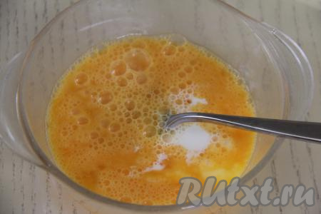 Пока обжариваются шампиньоны с куриным мясом, в отдельной ёмкости соединить яйца и&nbsp; молоко, добавить соль и перемешать вилкой.