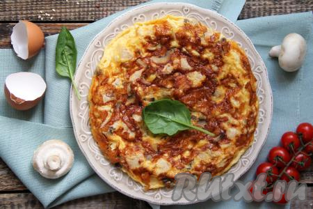 Готовый омлет с курицей и грибами перевернуть (или переложить) на тарелку, нарезать на кусочки и подать нежное, сытное блюдо к столу. Этот омлет хорош на вкус и тёплым, и полностью остывшим.