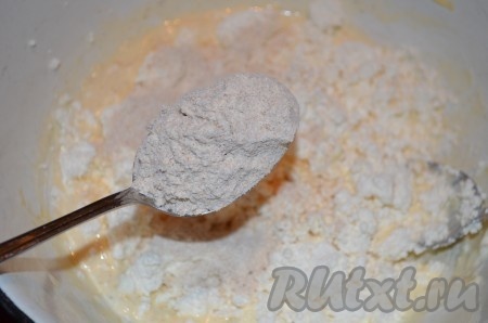 Добавить творог и муку, перемешать.