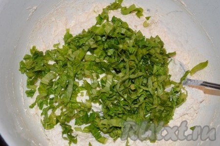 Шпинат промыть, просушить, порезать тонкой соломкой. Добавить в тесто.