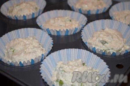 Всё перемешать, разложить по формочкам, выпекать творожные маффины со шпинатом при температуре 200 градусов 25-30 минут.