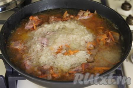 Добавить 400 миллилитров горячей воды, соль и специи.