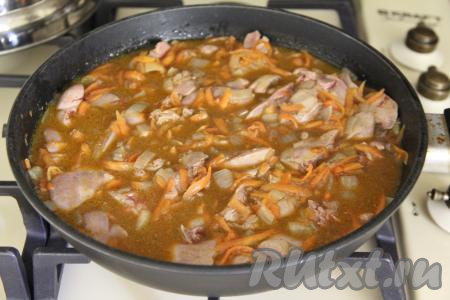 Перемешать рис с куриной печенью и овощами, довести воду до кипения. Как только вода закипит, огонь убавить до минимума, накрыть сковороду крышкой. Готовить рис с печенью до полного испарения жидкости (рис должен стать мягким, мне потребовалось на приготовление риса 20 минут с момента закипания воды). Печёнка за это время будет тоже полностью готова.