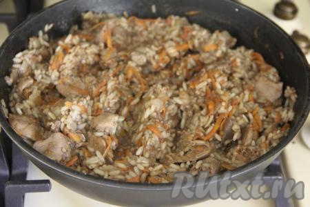 Снять с огня готовое блюдо, перемешать.