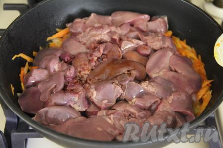 Крупные кусочки печени разрезать на 2 части, небольшую печёнку оставить целой. Подготовленную печень выложить в сковороду с обжаренными овощами, влить соевый соус, перемешать.