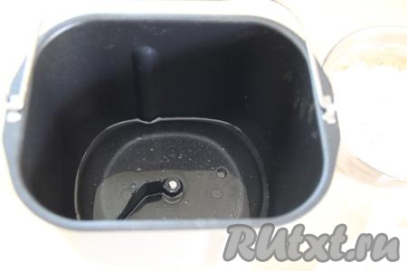Чашу хлебопечки смазать растительным маслом. В чашу влить воду комнатной температуры (или тёплую, но температура воды должна быть не выше 38 градусов).