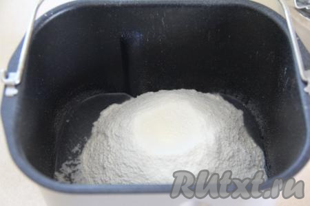 Всыпать просеянную муку в чашу. Обязательно просейте муку, в процессе просеивания мука обогащается кислородом и хлеб получается более воздушным.