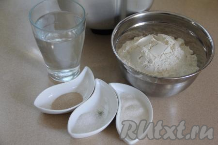 Подготовить продукты для приготовления чиабатты в хлебопечке. Муку обязательно просеять.