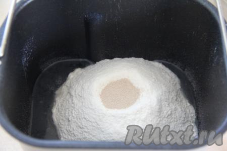 Всыпать сухие дрожжи, сахар и соль. Старайтесь класть соль и дрожжи в разные места чаши хлебопечки, так как дрожжи не любят соль.