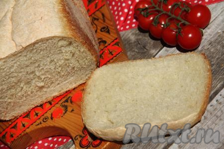 Готовую чиабатту оставить в хлебопечке на 10 минут. Затем достать хлеб из чаши хлебопечки и переложить остывать на решётку. Смотрите, какой получилась чиабатта в разрезе, у неё хрустящая корочка и очень нежный мякиш.