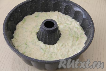 Форму для выпечки (я взяла форму диаметром 25 сантиметров) смазать растительным маслом, выложить тесто, смешанное с капустой, разровнять.