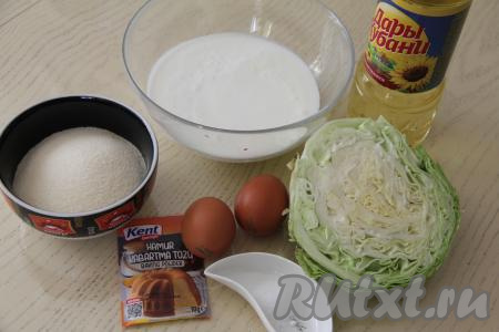 Подготовить продукты для приготовления пирога с капустой на кефире с манкой. Кефир можно взять любой жирности, я купила жирностью 2,5%. Кефир должен быть комнатной температуры, поэтому либо достаньте его из холодильника заранее, либо подогрейте в микроволновке. Для того чтобы подогреть до комнатной температуры в микроволновке, нужно поставить ёмкость с кефиром на 30 секунд в микроволновку, затем перемешать и поставить в микроволновку ещё на 20-30 секунд.