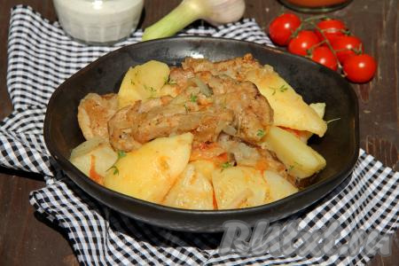 Курицу, тушёную с картошкой и помидорами, разложить со сковороды по тарелкам и подать к столу в горячем виде, присыпав, по желанию, свежей зеленью.