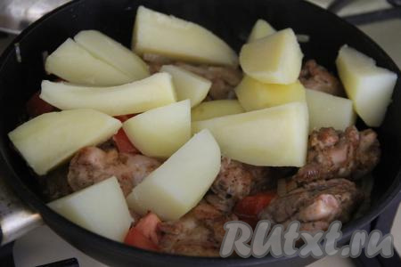 Переложить отваренные дольки картошки в сковороду, влить 150 миллилитров воды, перемешать. Накрыть сковороду крышкой и тушить с момента закипания 15-20 минут на небольшом огне. В течение этого времени 1-2 раза блюдо можно перемешать, чтобы оно равномерно протушилось. Готовность проверяйте по картофелю (если картошка легко прокалывается вилкой, значит она готова) и по мясу (в разрезе кусочка курицы не должно быть примесей крови).
