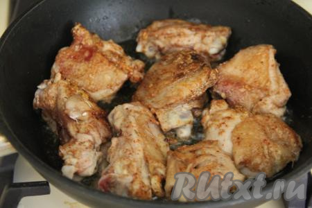 Обжарить курочку на достаточно сильном огне до румяной корочки с двух сторон (примерно по 3 минуты с каждой стороны).