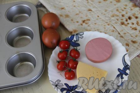 Подготовить продукты для приготовления омлета с сыром в лаваше в духовке. Духовку заранее включить разогреваться до 180 градусов.