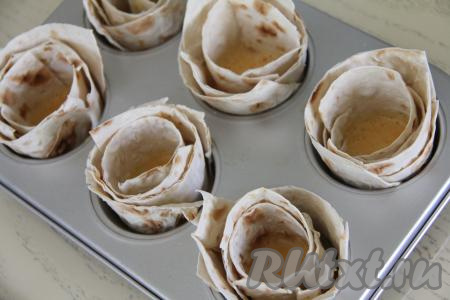 Равномерно разлить яичную массу  по 6 формочкам с лавашом.