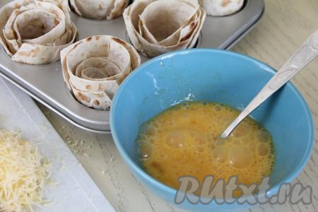 В небольшой миске яйца взбить вилкой с добавлением соли до однородности.