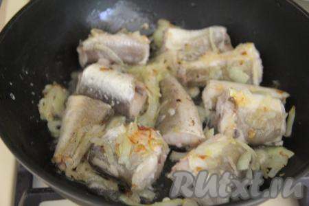 Обжарить рыбку с двух сторон до золотистого цвета на среднем огне.